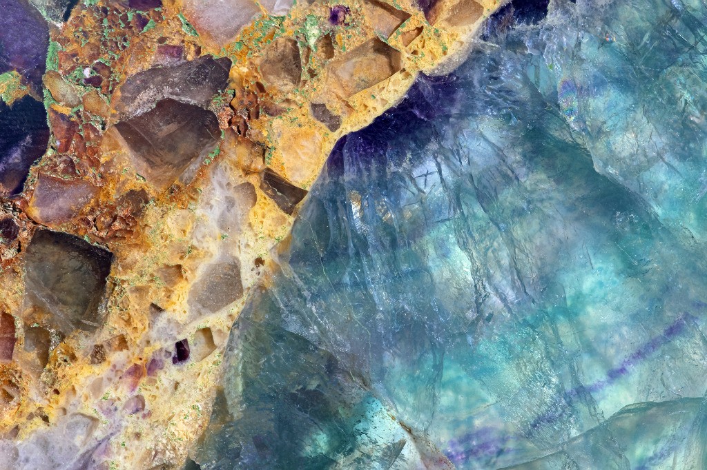 Industrial mineral crystals